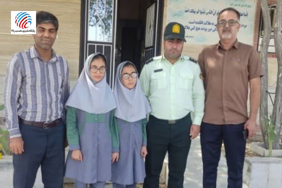 شاخه‌ای گل، نوری از دل؛ ادای احترام دو روشندل لامردی به شهدای انتظامی در پاسگاه خیرگو