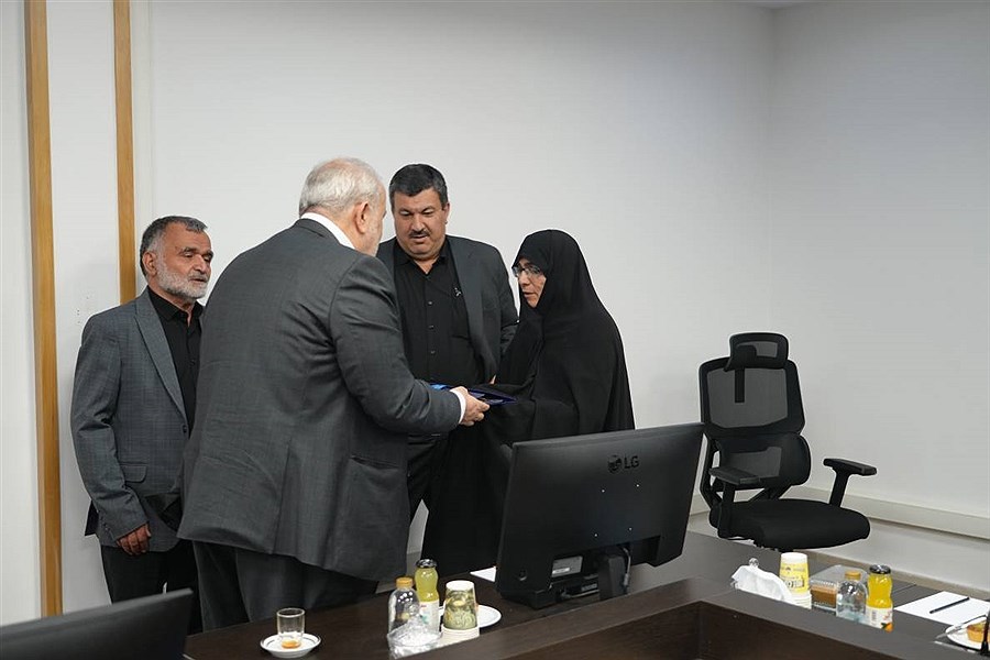 دیدار وزیر نیرو با خانواده شهید والامقام علیرضا دهقانی