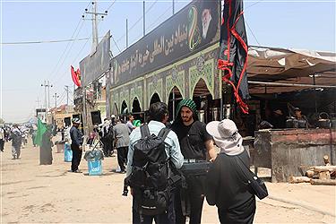 تصویر خدمت رسان موکب آبشار عاطفه‌ها در مسیر اربعین 1404 از پنجره دوربین